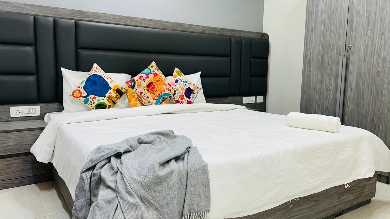 LivRegalia Entire 1BHK Apt near Huda City Centre - Tap to explore photos