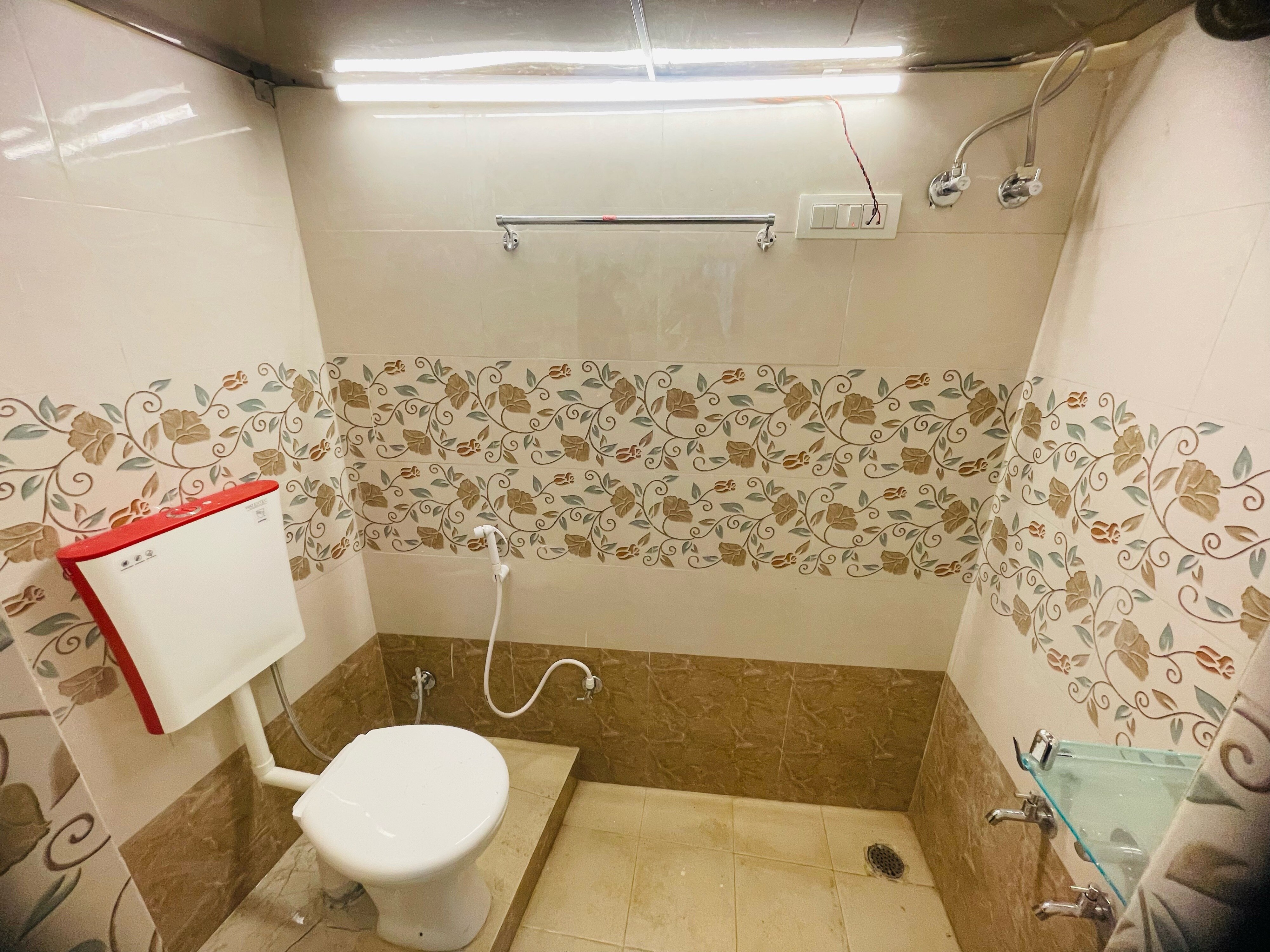Lohna Heights Homestay - Tap to explore photos