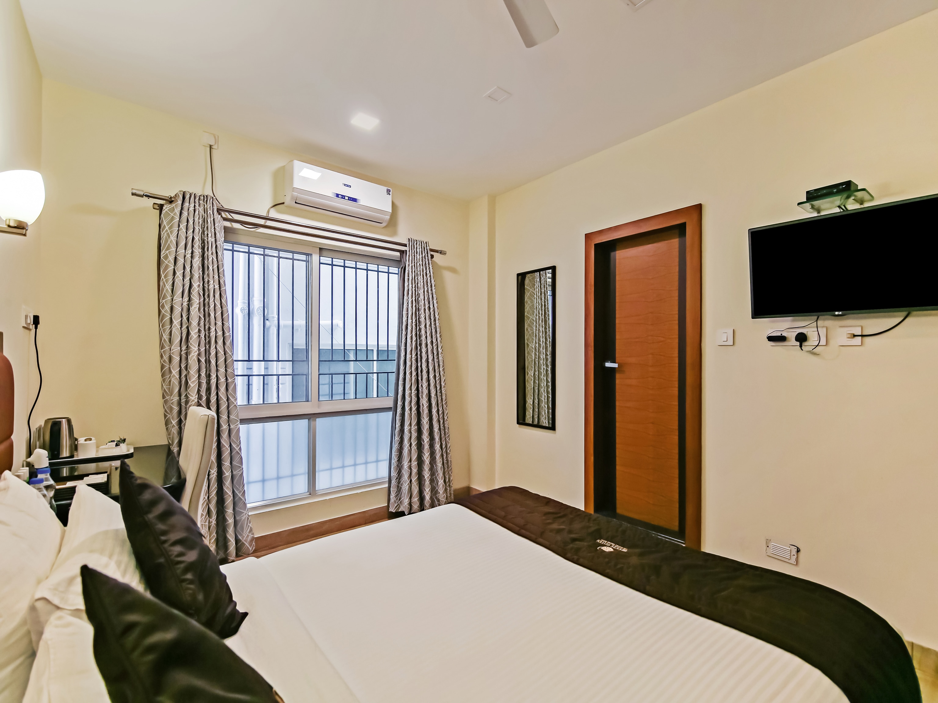 D BREEZE SUITES - Tap to explore photos