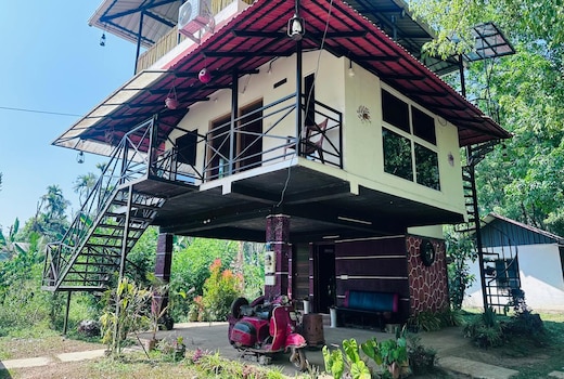 Sansrees Piller Cottage | River and Mountain View