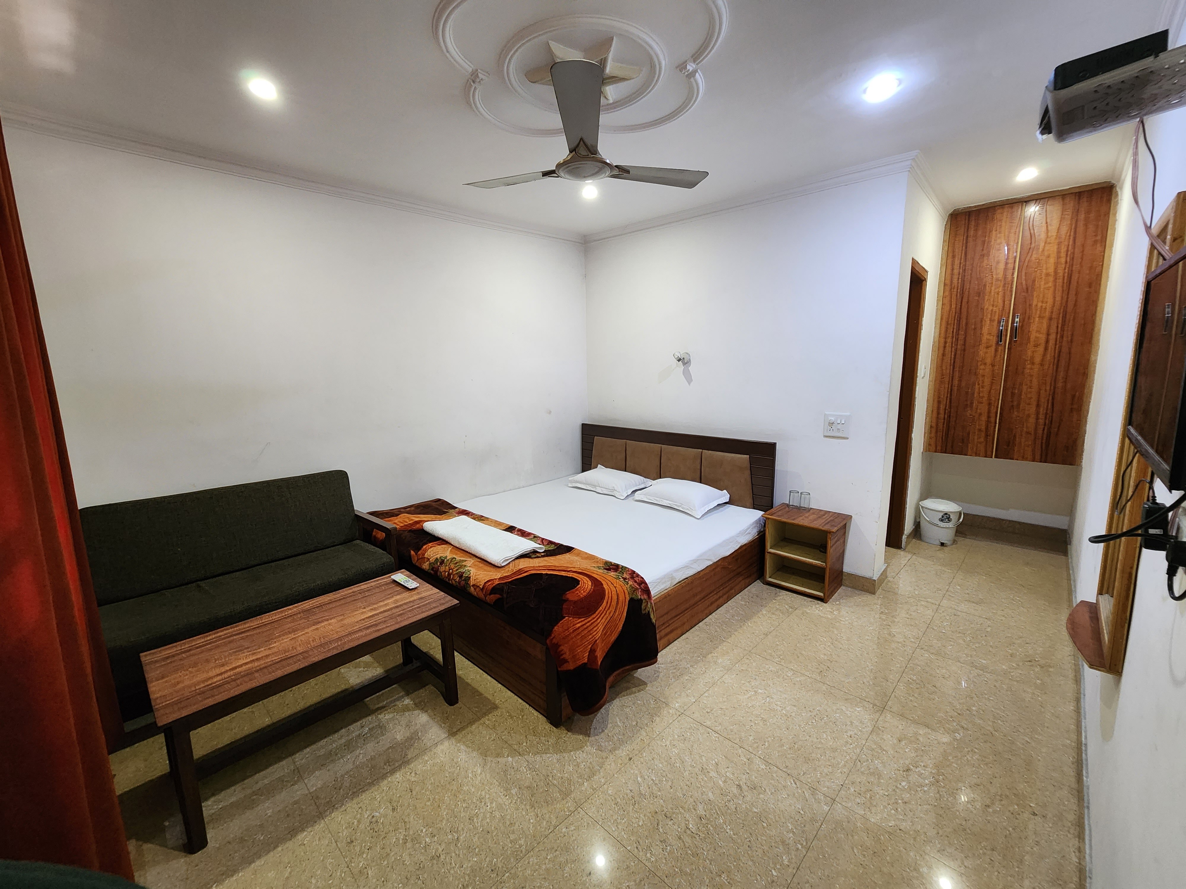 JUNAID GUEST HOUSE - Tap to explore photos