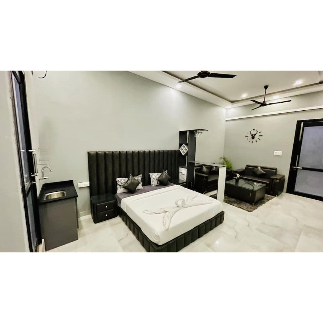 Lavish Studio Suite With Jacuzzi | Workation  - Tap to explore photos