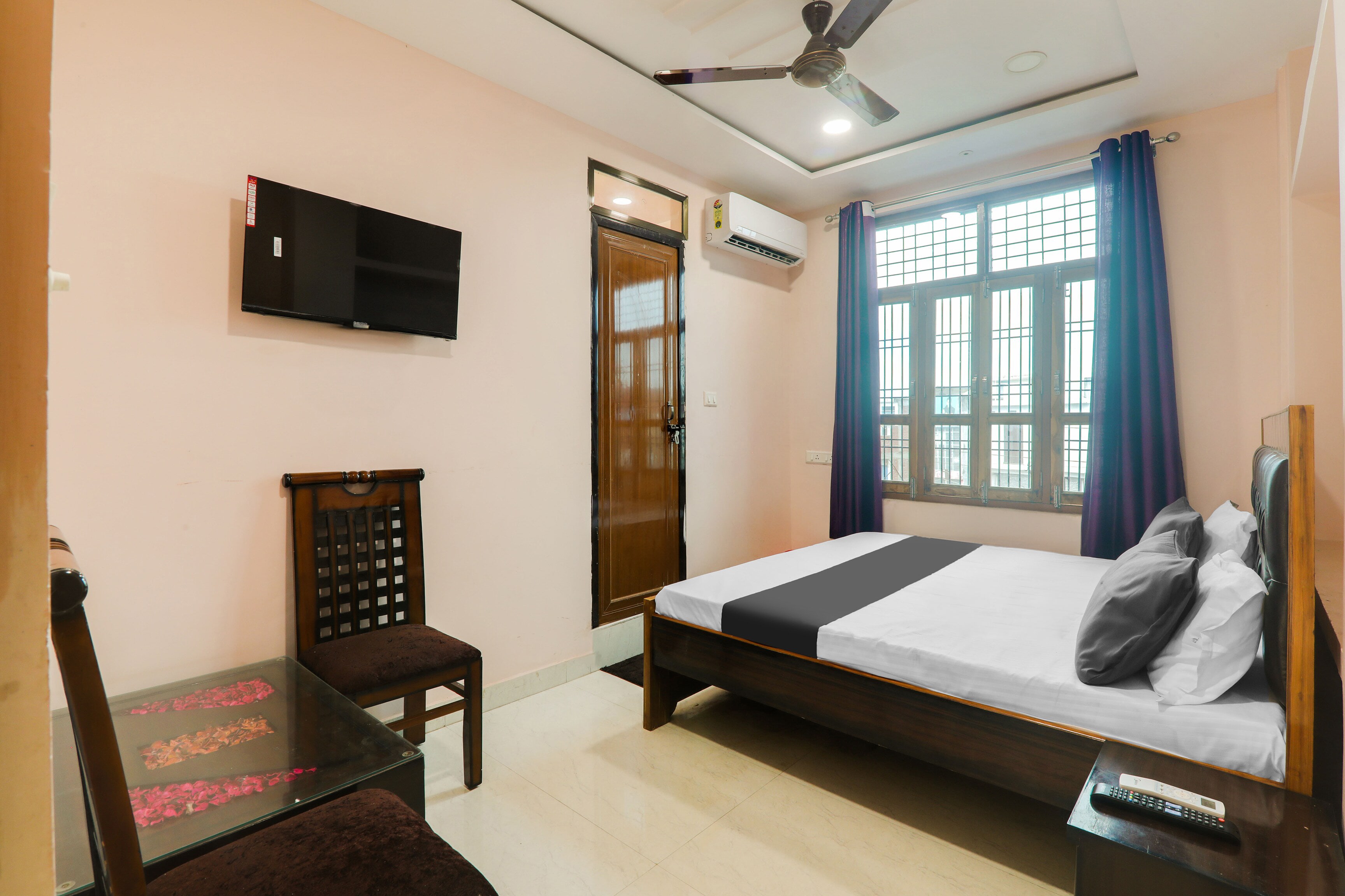 Hotel O Dwarka In - Tap to explore photos