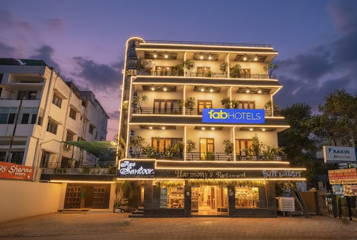 Fabhotel Santoor - Geeta Bhawan Square