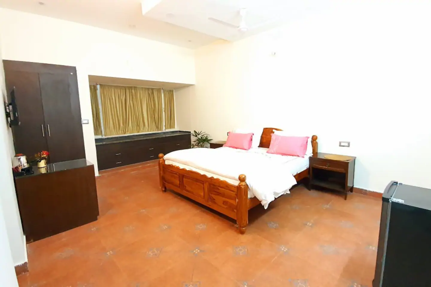 Newly renovated bright and spacious with hill view - Tap to explore photos