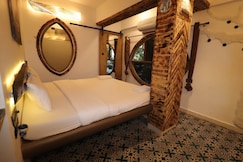 That Hobbit Home Avec, Goa