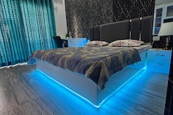 Serene Studio Retreat : Luxury stay Near expo mart, Greater Noida