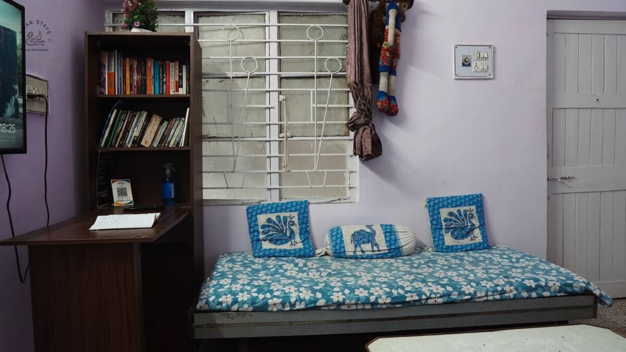 Single Bed in shared room in 1BHK Home of Artist - Tap to explore photos