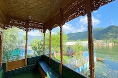 The Apollo 11 Heritage Luxury Houseboat, Srinagar, Srinagar