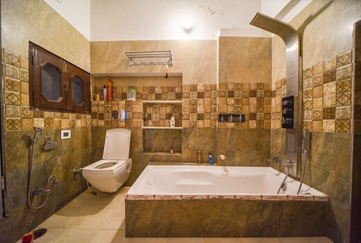 Studio| RoofTop Garden|AC|Wi-Fi|Bath-Tub|WashMach
