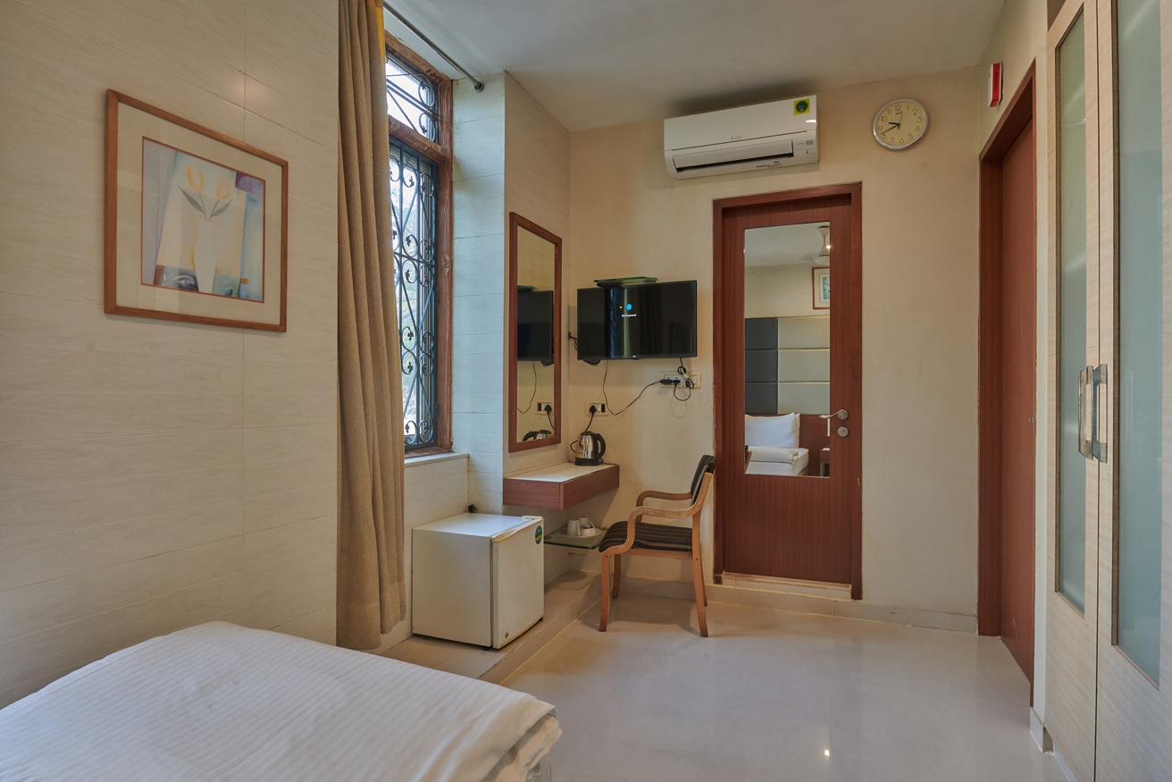 Elphinstone Hotel - Tap to explore photos