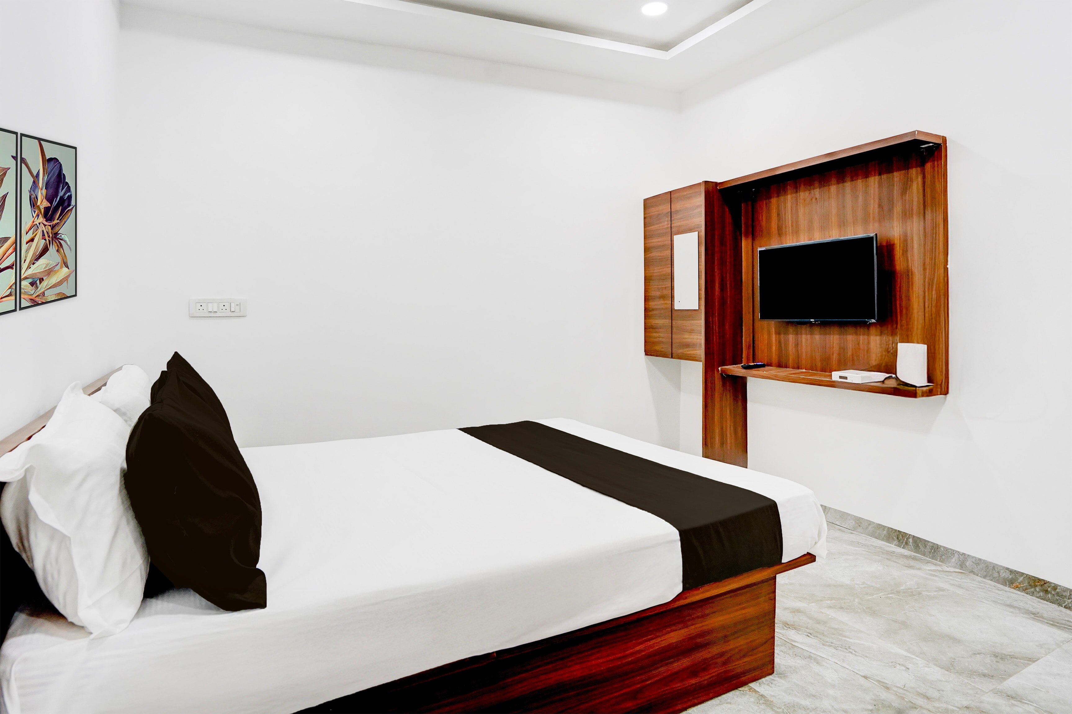 Hotel O Varad 7/12 Beer Bar & Lodging room - Tap to explore photos