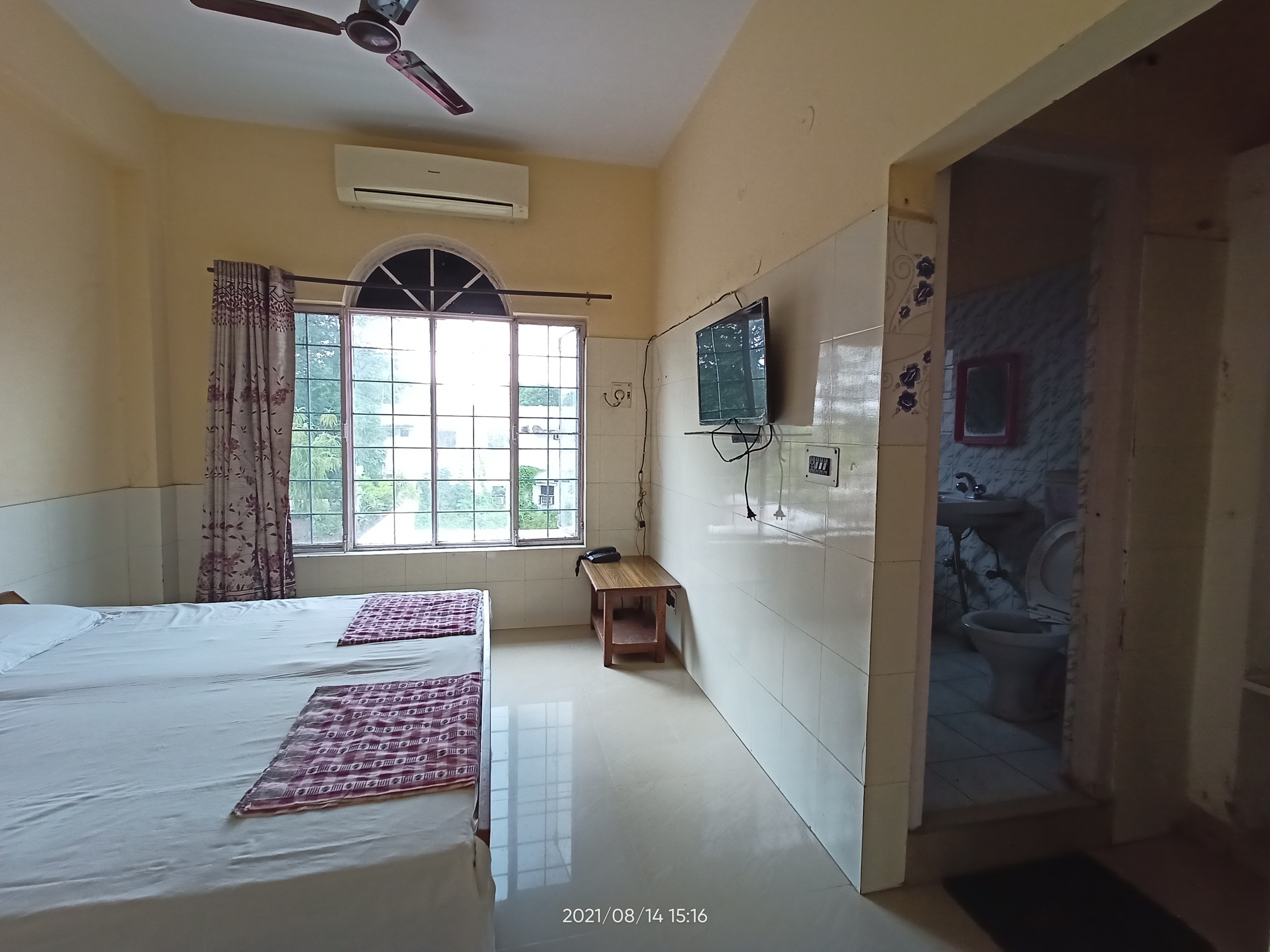 Supreme Guest House - Tap to explore photos