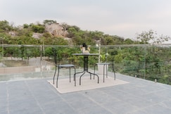 Boho 4BHK Pool Hill Views by Bliss Farm Stays, Medchal