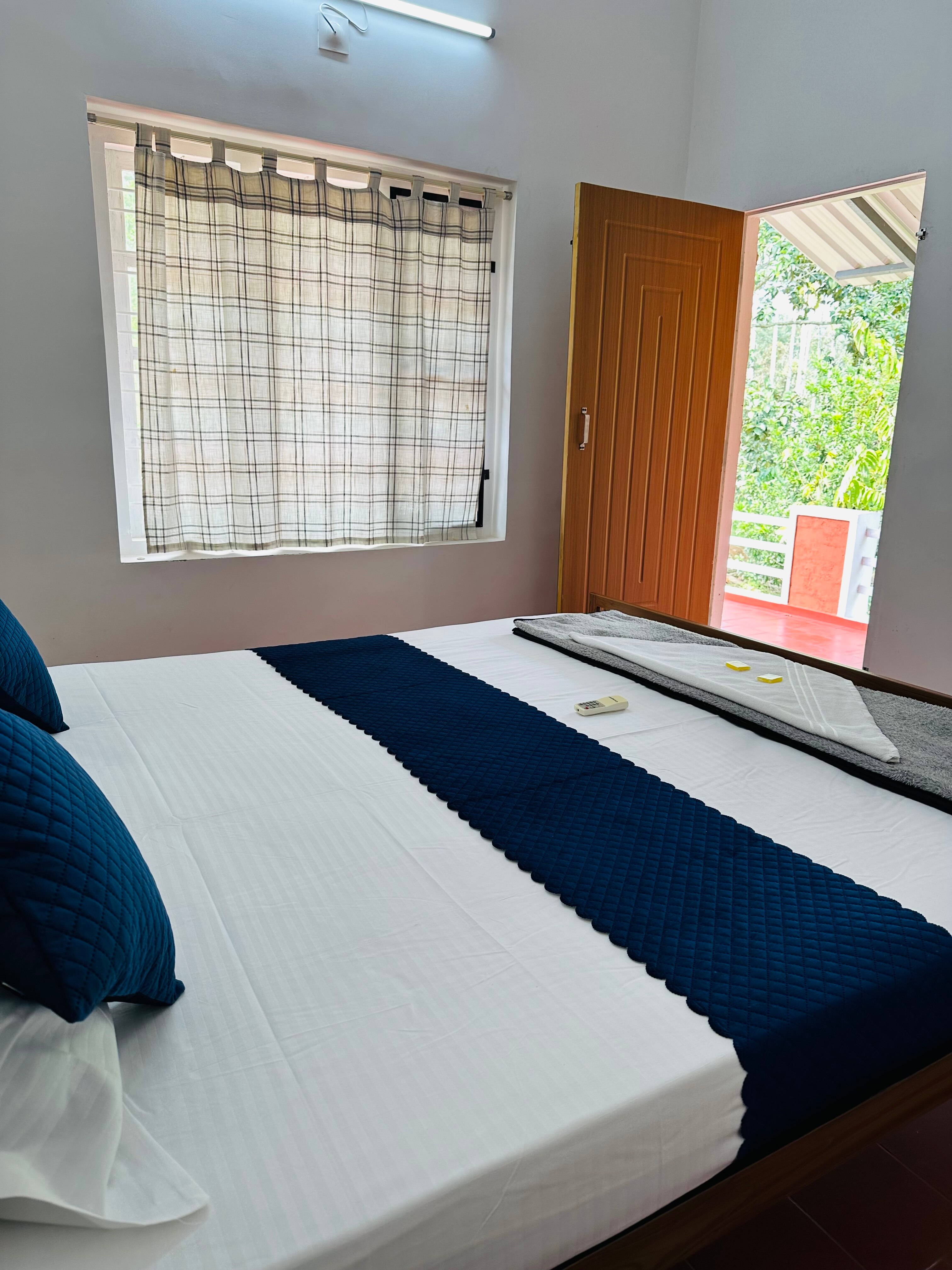 Redwillow bungalow home stay - Tap to explore photos