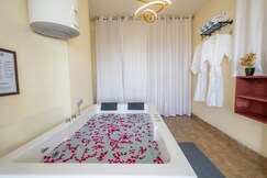 Jacuzzi
 In Balcony by Cayetana   Jawahar Nagar, Jaipur