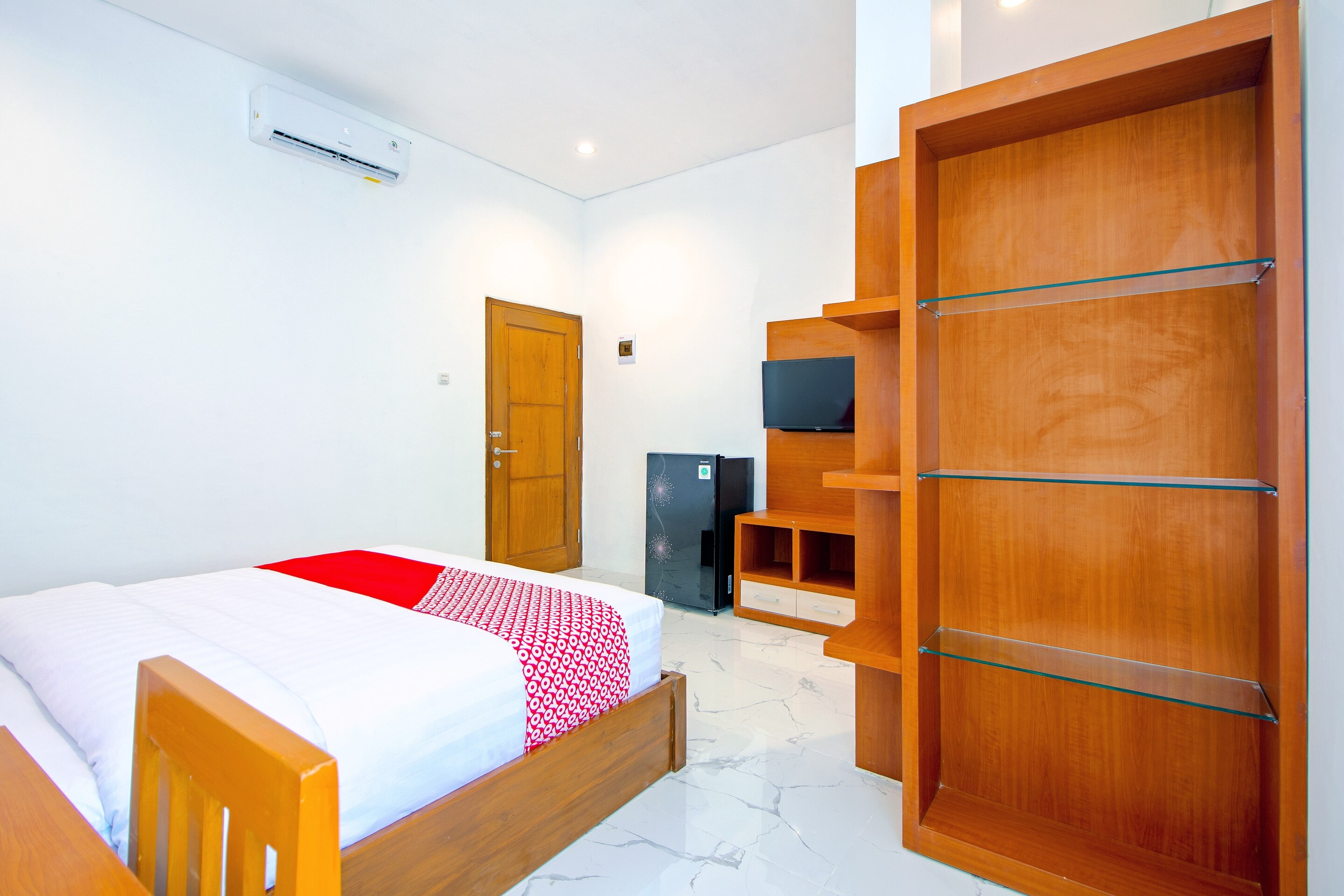 Super OYO 1319 88 Exclusive Guesthouse - Tap to explore photos