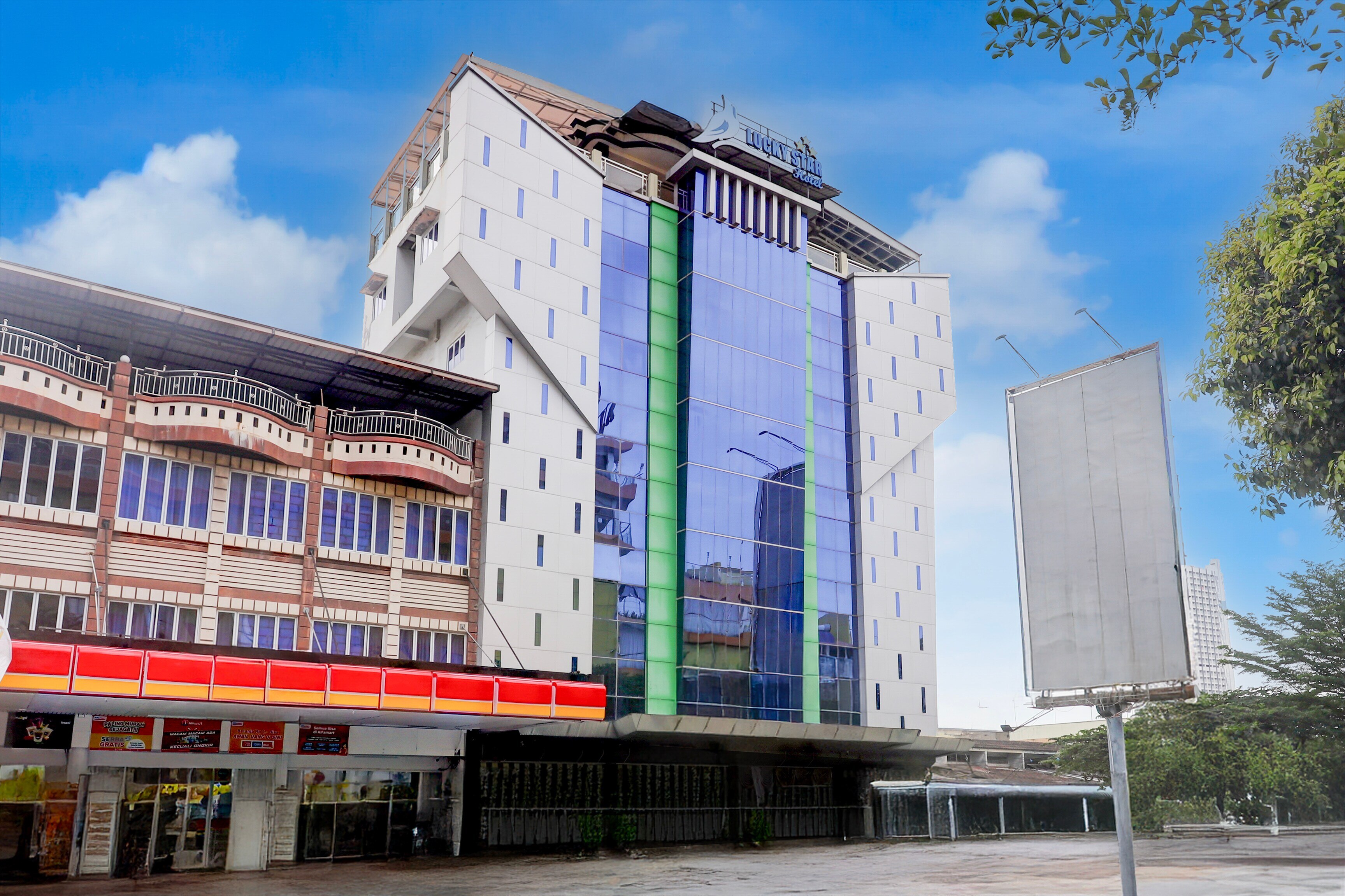 Townhouse Oak Batam near Grand Batam Mall formerly Lucky Star Hotel - Tap to explore photos