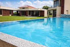 Sunnyside Farmhouse  Pool  Lush Lawn  Spacious, Sanand