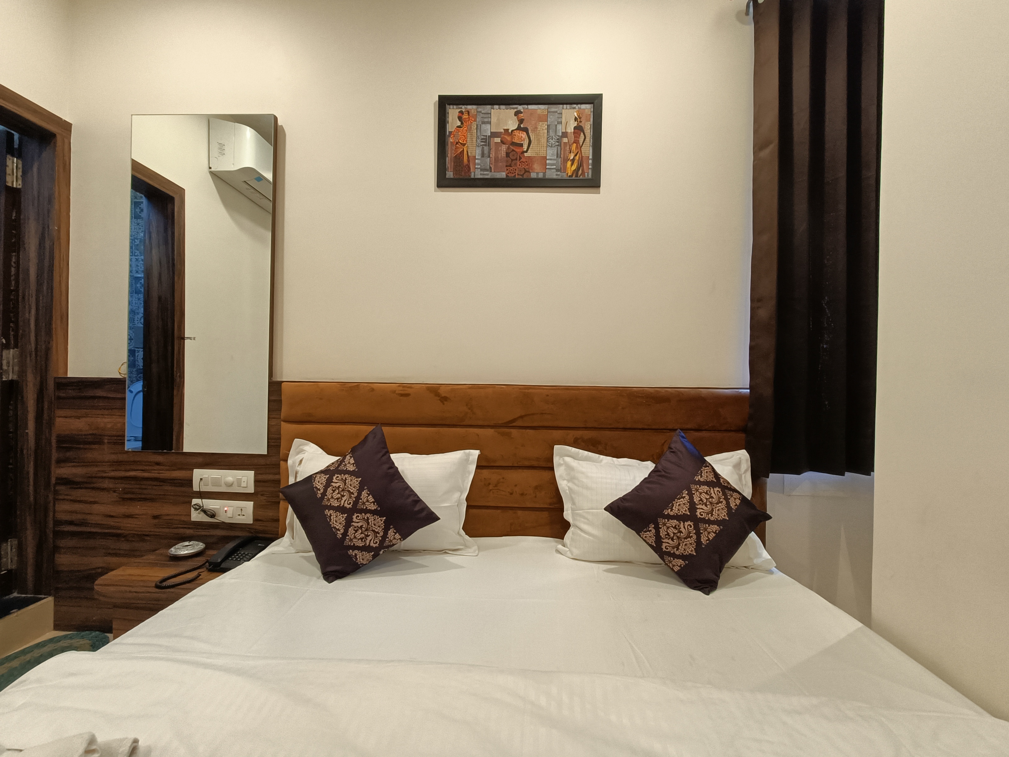 Hotel Vrinda Inn - Tap to explore photos