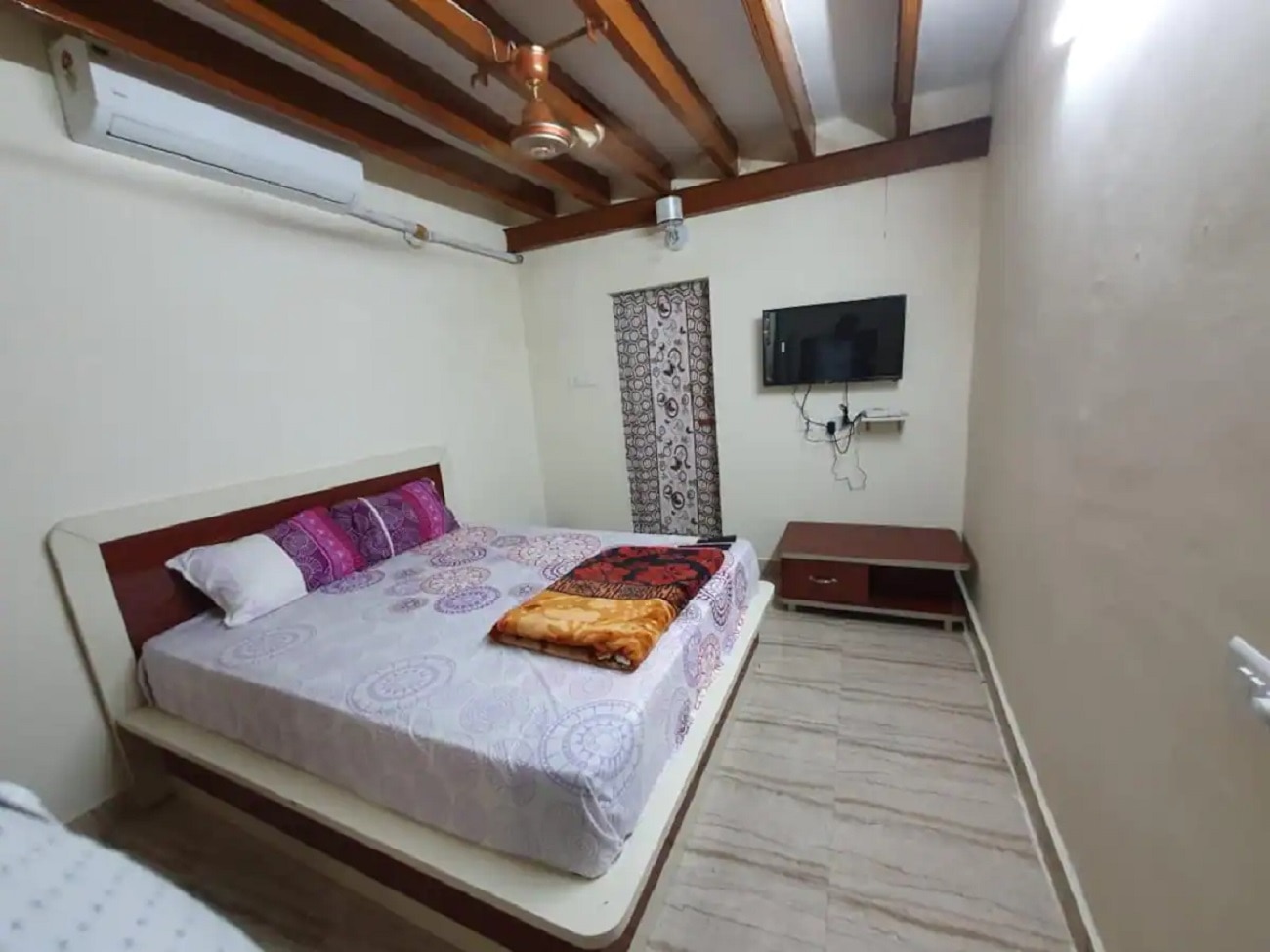 Shanmuga Guest House - Tap to explore photos