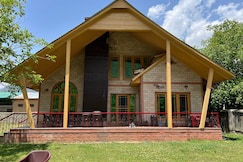 Birdsong 3BR Stay with Riverside by Homeyhuts-1, Pahalgam