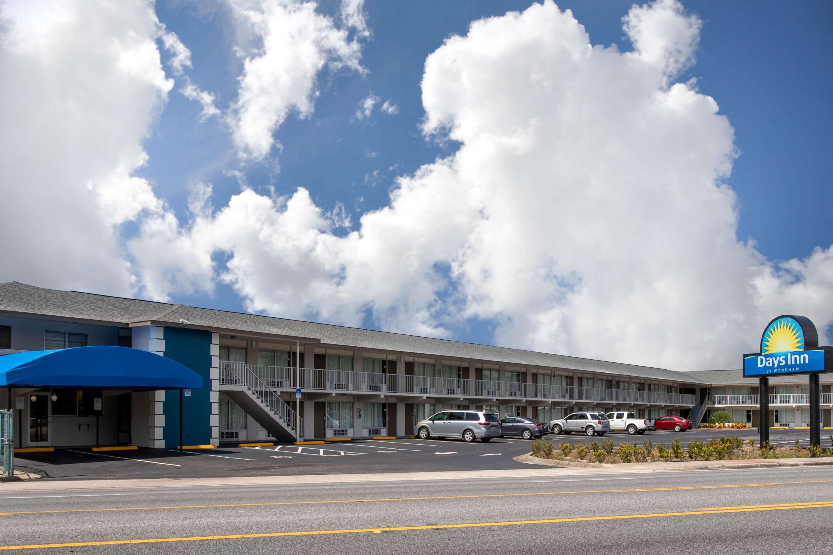 Days Inn by Wyndham Apopka/Orlando - Tap to explore photos