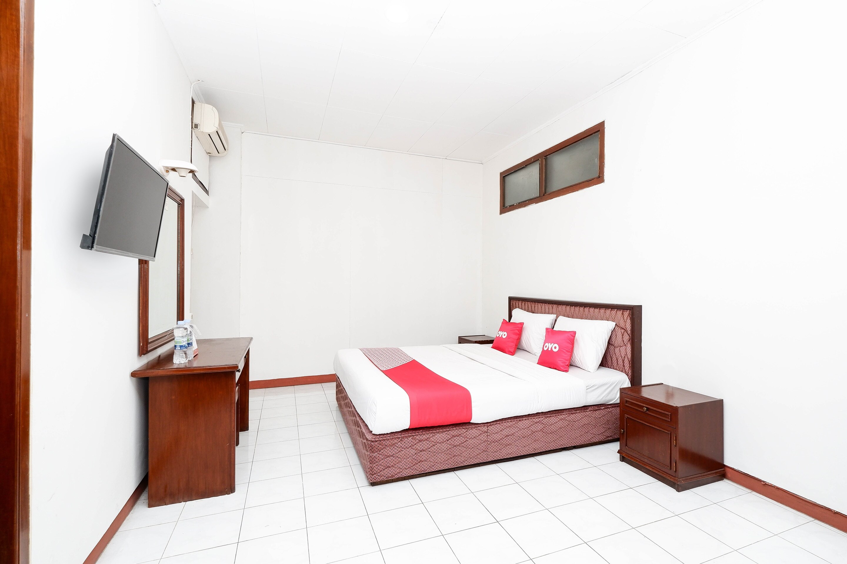 OYO 1644 Hotel Griya Kencana - Tap to explore photos