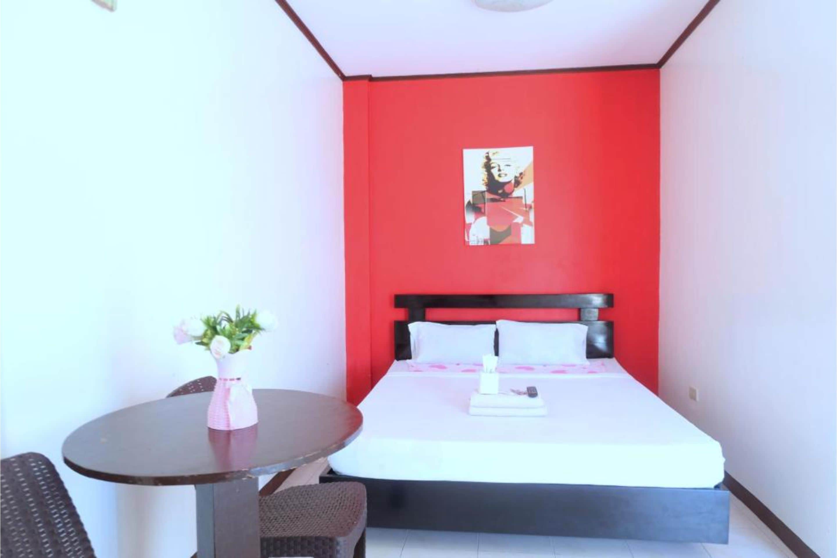 OYO 814 Laurien's Budget Hotel - Tap to explore photos