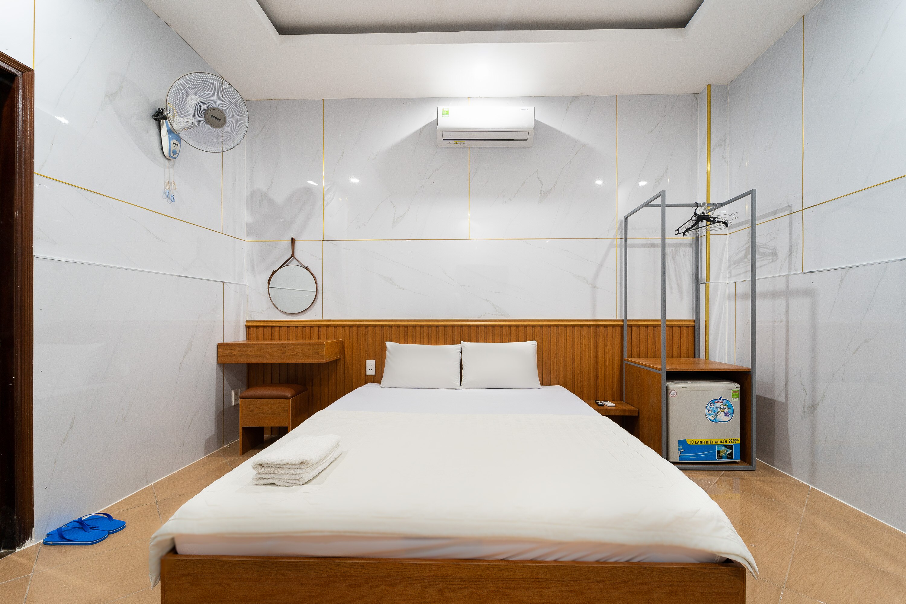 OYO 261 Binh Dung Hotel - Tap to explore photos