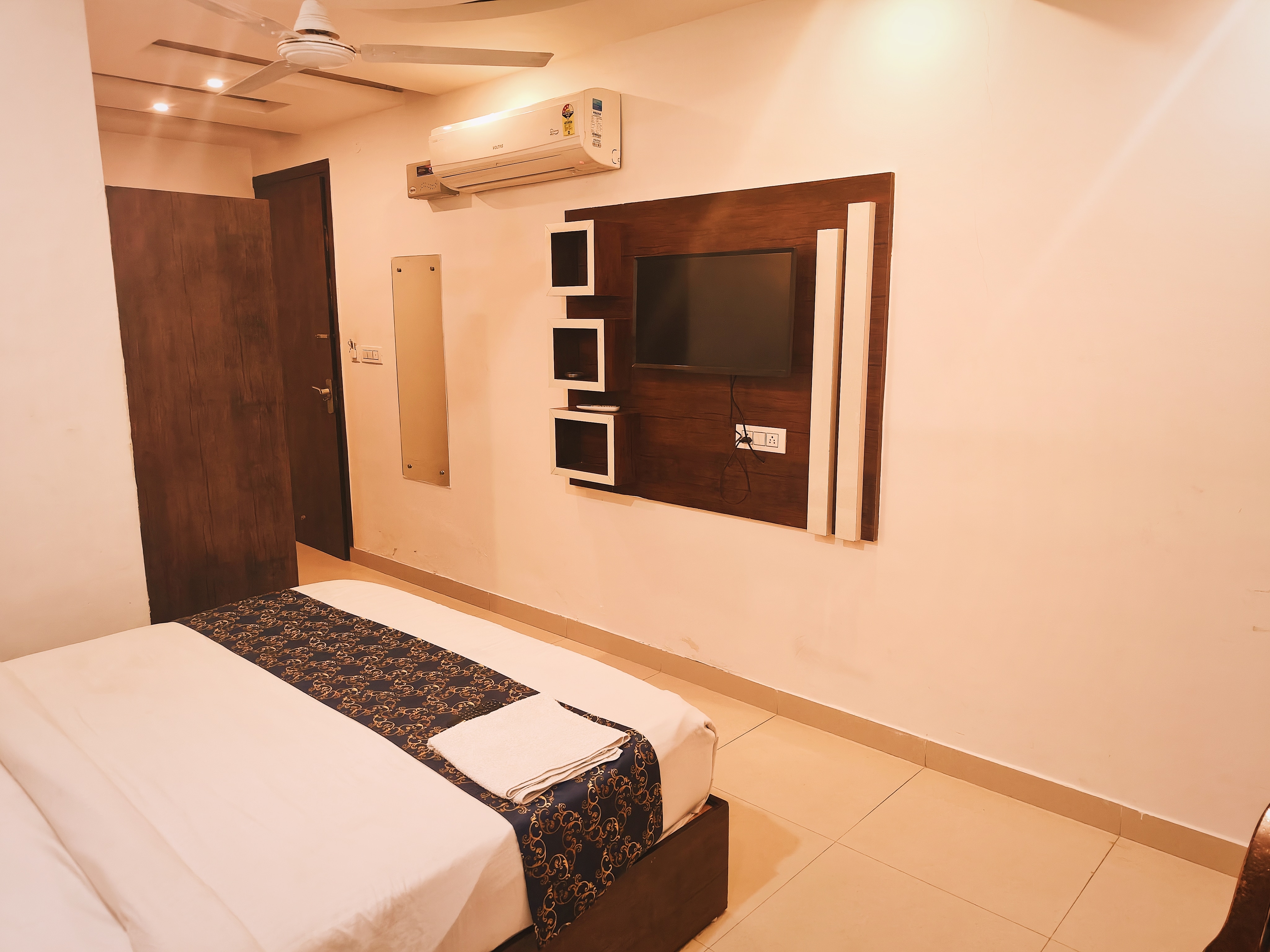 Hotel Krone Mahipalpur Near IGI Airport - Tap to explore photos