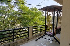 Golden Mile Stay AC WiFi Much More Bombay Hosp, Indore