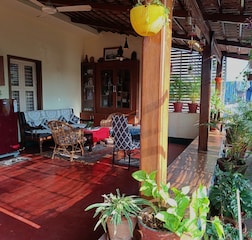 sit out/lounge