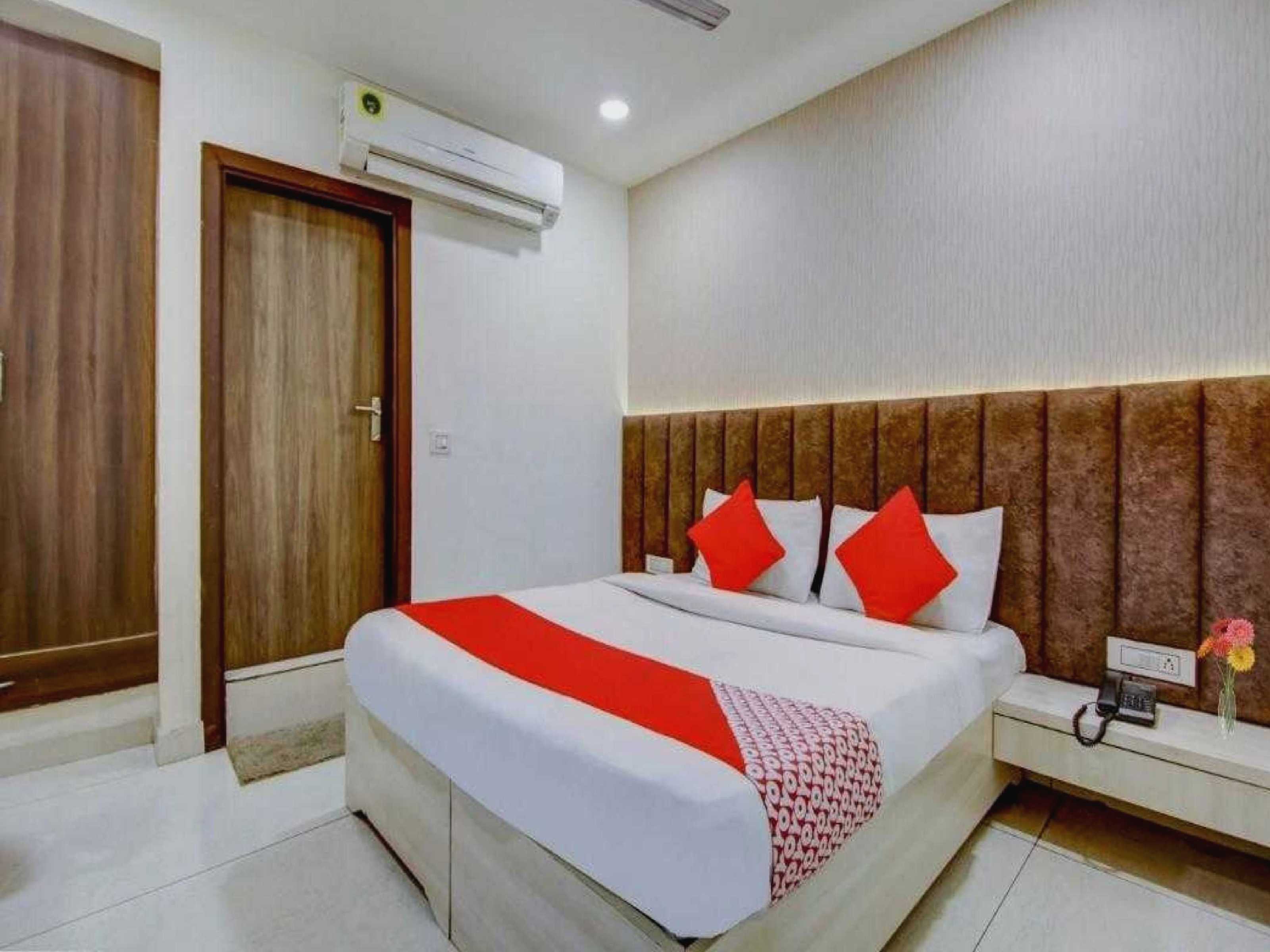Hotel O Metro Inn Near Gurudwara Shri Bangla Sahib - Tap to explore photos