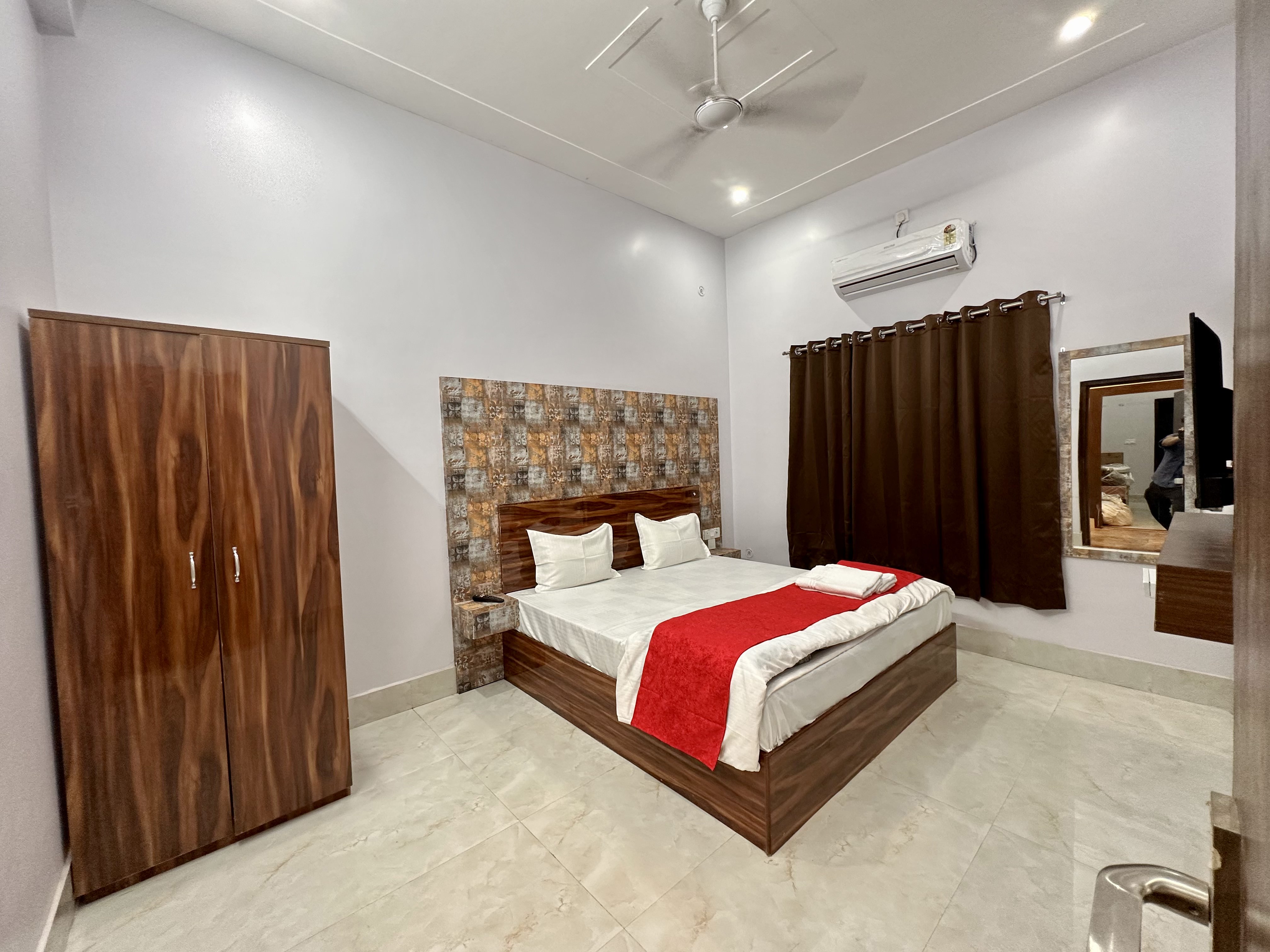 Raghuvar Inn - Tap to explore photos