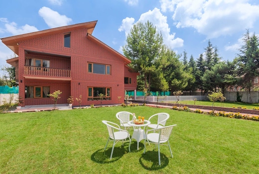 StayVista at Pinewood Villa