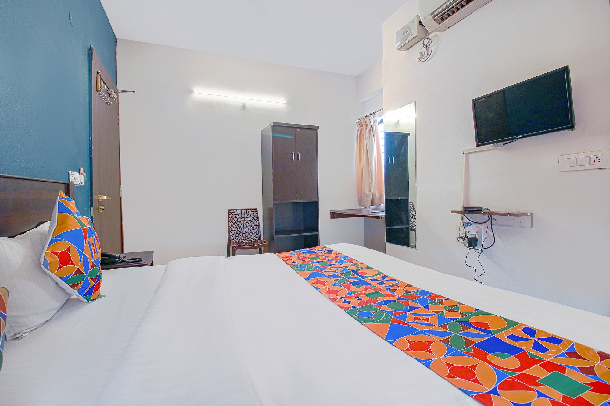 FabExpress Saket Inn - Tap to explore photos