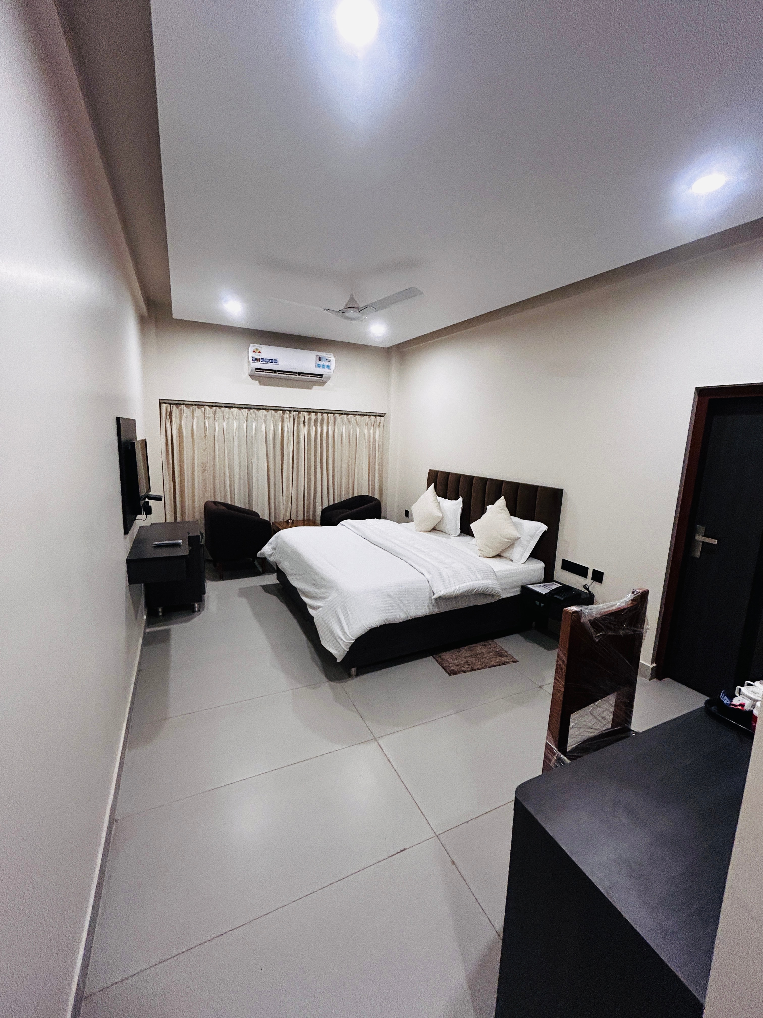 New Maharaja Hotel - Tap to explore photos