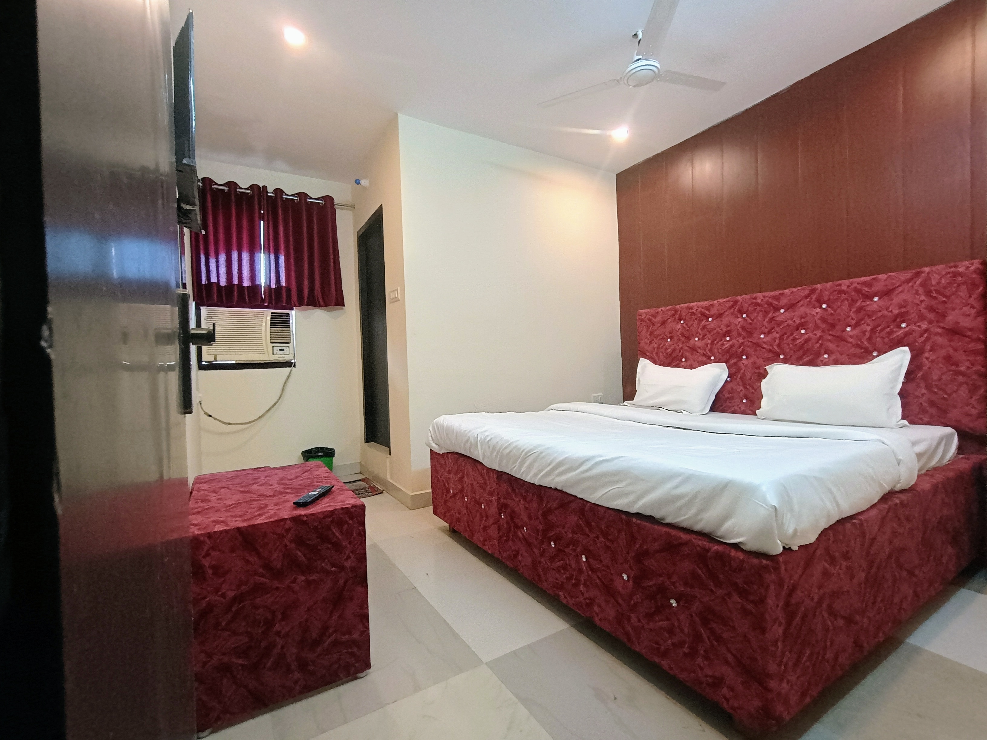 Hotel Metro Regency - Tap to explore photos
