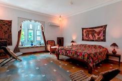 Hotel Hibiscus | Rooms & Dorms | 2 min walk from Ambrai Ghat, Udaipur