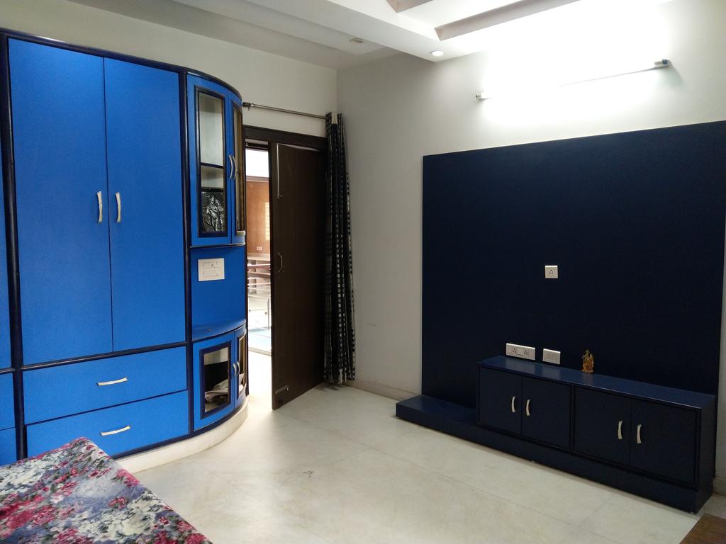 Private Bedroom With Park View Near Delhi Metro - Tap to explore photos