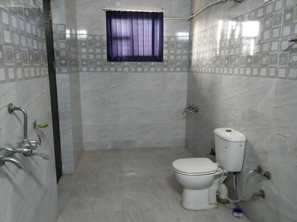 Private Bedroom With Park View Near Delhi Metro - Tap to explore photos