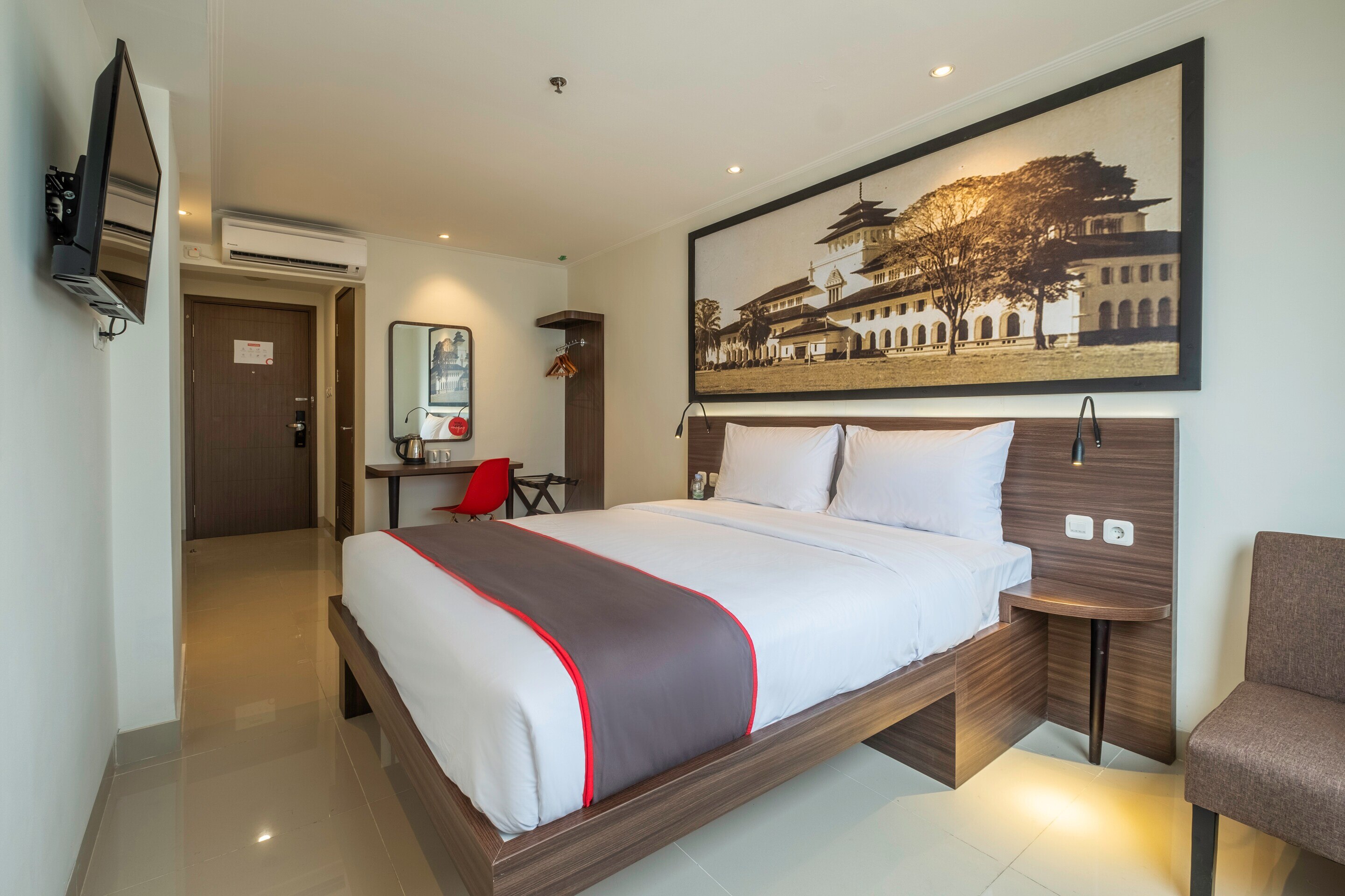 SUPER OYO Collection O Hotel Pasar Baru Heritage - Tap to explore photos