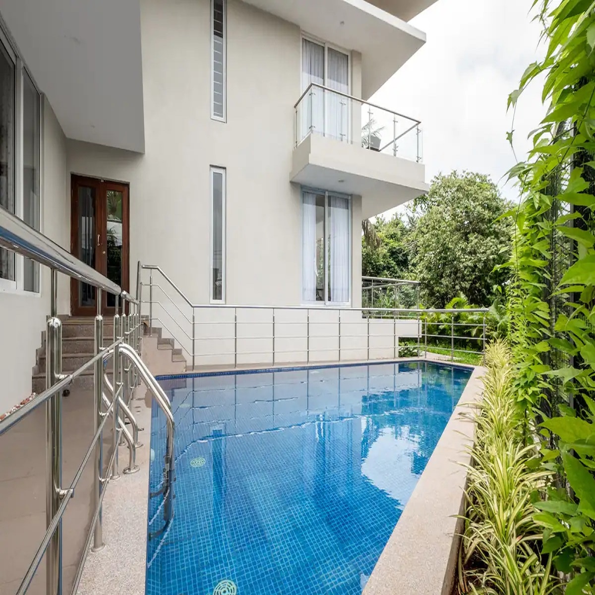 Staymaster Deja Blue |3 BHK | Fab Views+Pvt Pool - Tap to explore photos
