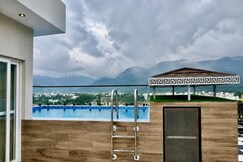Skyline Dynasty Pnehouse with pool, Rishikesh