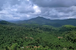 Adis Home with beautiful waterfalls, Tirthahalli