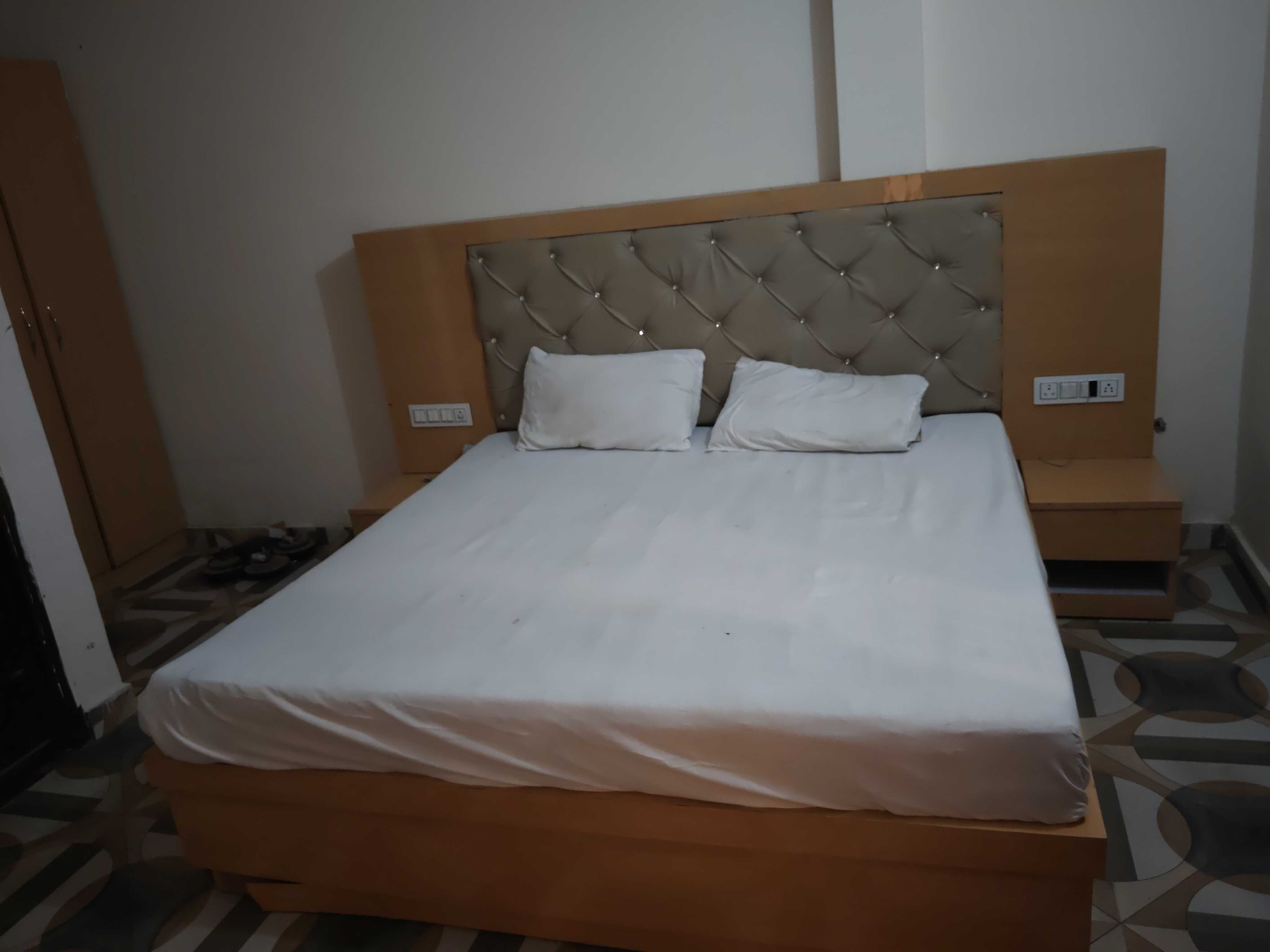 Hotel O Ayodhya Deluxe - Tap to explore photos