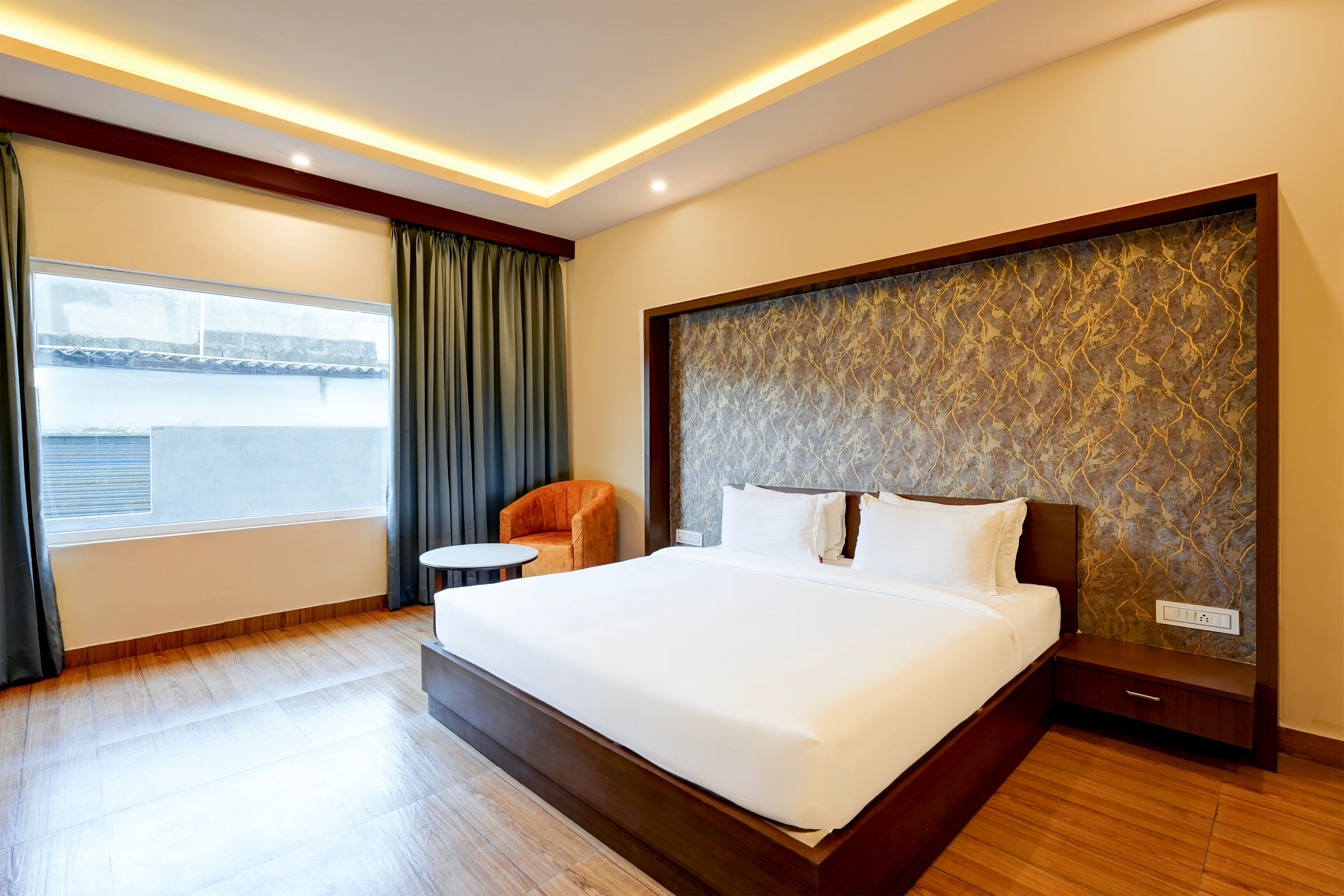 Super Townhouse Oak Mahadevapura Opposite Phoenix Mall Formerly Grand Wilton Inn - Tap to explore photos