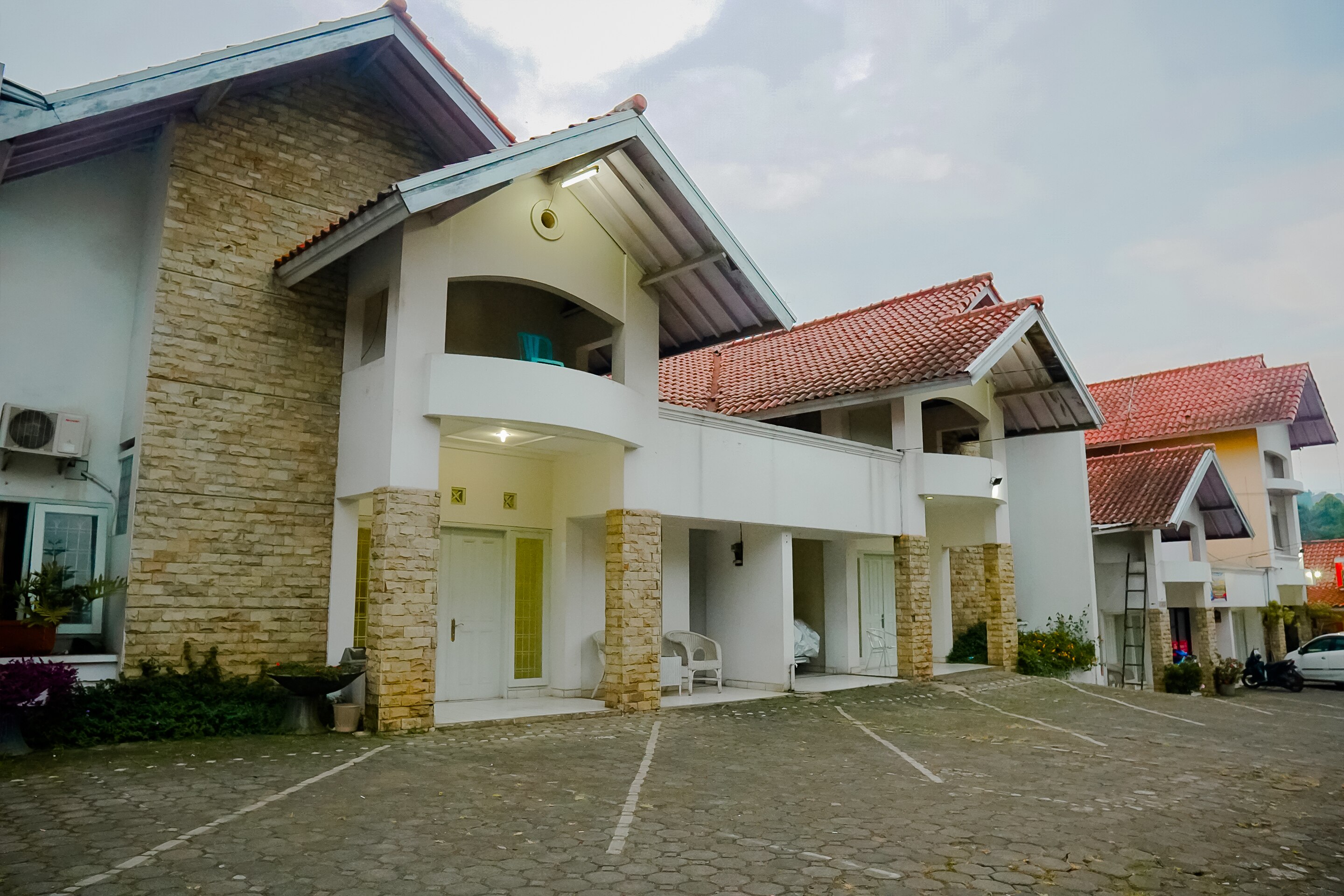 Oyo 1107 Rossan Villa Indonesia Bandung Price Address - 