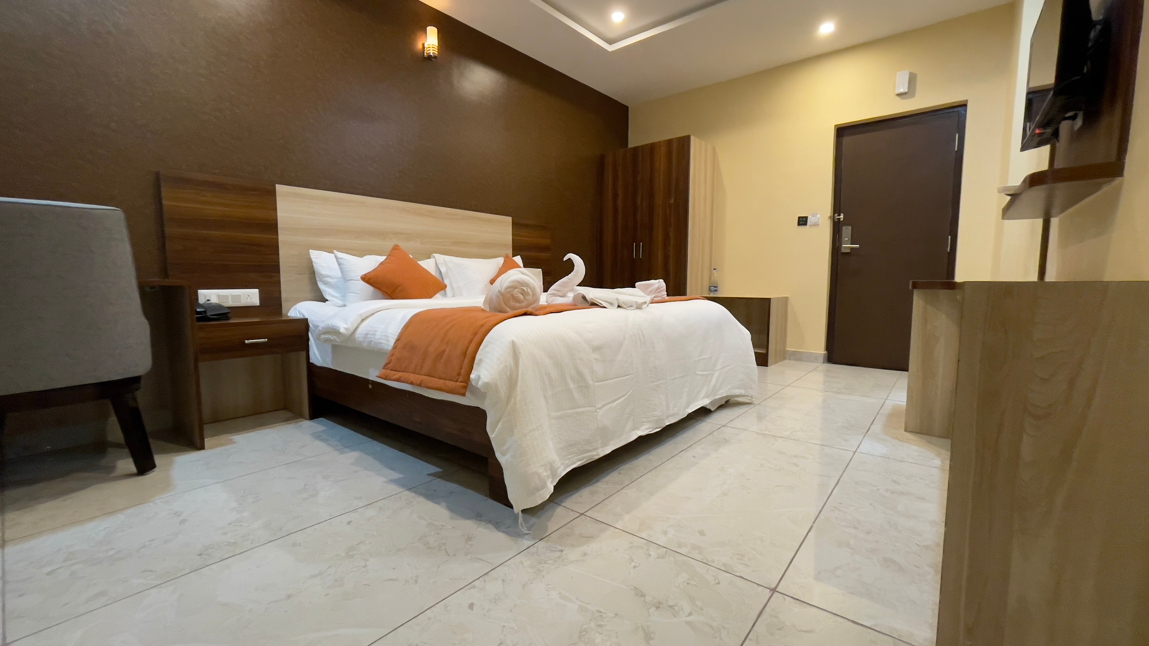 Hotel Banyan Tree - Tap to explore photos